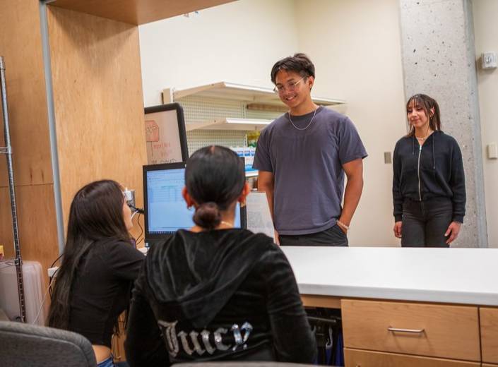 Students receive service at the 91Ƭ Market.